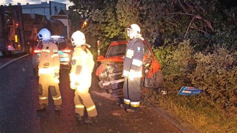 Kierowca stracił panowanie nad pojazdem i wjechał w zarośla Był pijany