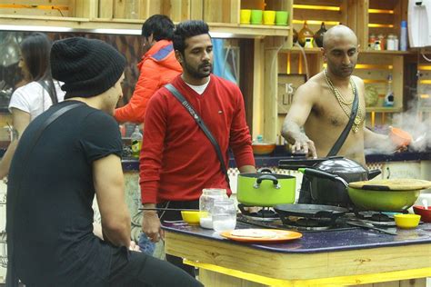 Bigg Boss 11 Vikas Gupta Calls Akash Dadlani A CHOR Priyank Luv