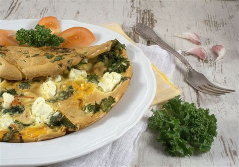 Biszkoptowy omlet z jarmużem marchewką i serem feta DayliCooking