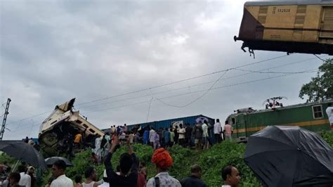 Darjeeling Train Accident हदस वल जगह टरक बछन क कम पर फर