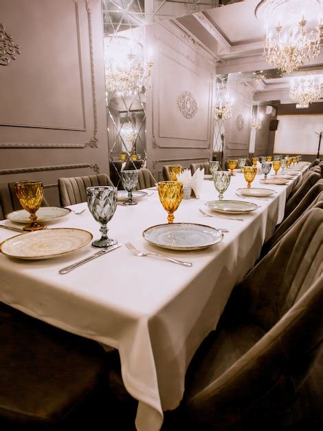 Mesa De Restaurante Con Platos Cubiertos Vasos Amarillos Y Azules