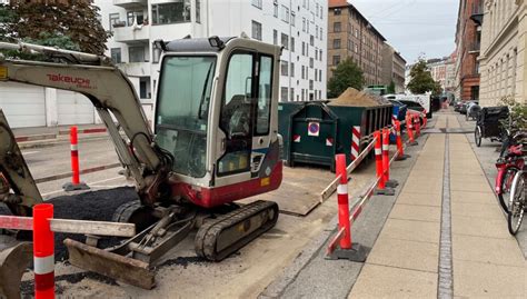 Næsten 4 000 parkeringspladser spærret af containere kranvogne og