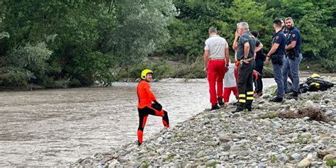 Modena Enne Si Tuffa Per Postare Un Video Sui Social Corpo Senza