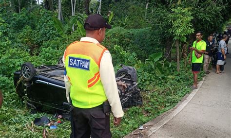 Kronologi Mobil Pemudik Tertabrak Kereta Di Serang Terpental 10 Meter