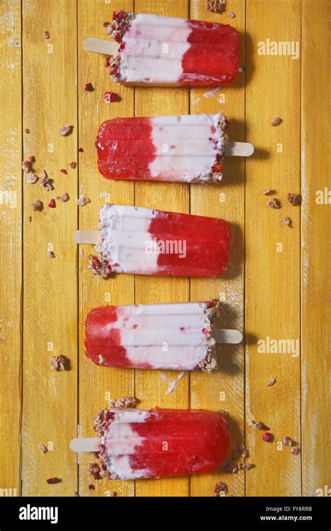 Las paletas heladas de fresa con yogur y cereales Fotografía de stock