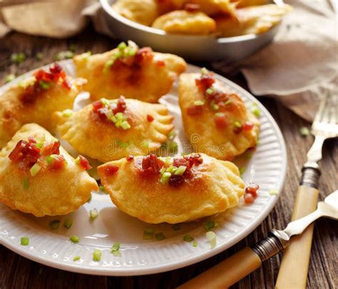 Bolas De Masa Hervida Cocidas Rellenas Con Queso Cuajado Y Patatas En