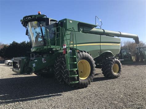 John Deere S680 Combine