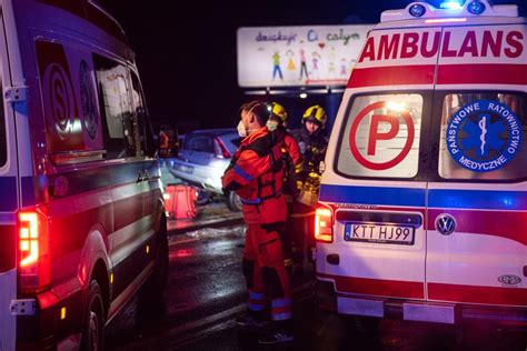 Zakopianka Nocny wypadek czterech samochodów Cztery osoby trafiły do