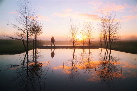 Fotos Gratis Hombre Paisaje Rbol Agua Naturaleza Nube Niebla