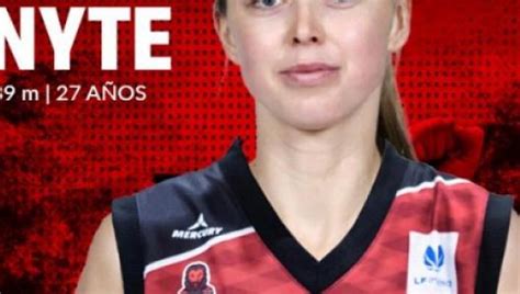 Laura Zelnyte Completa El Juego Interior Del Casademont Zaragoza Femenino