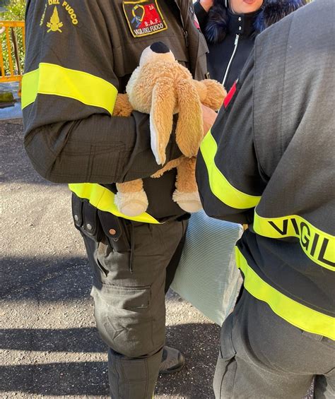 Luino Missione Speciale Sotto La Frana Recuperato Il Peluche Di Un Bimbo