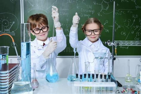 Scientifiques D Enfants Dans Le Laboratoire Image Stock Image Du