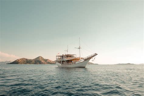 Open Trip Sailing Labuan Bajo Komodo D N Kapal Phinisi Cyrox