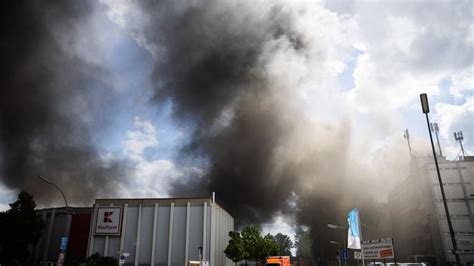 Br Nde Rauchwolke Durch Gro Brand Ber Berlin Anwohner Gewarnt