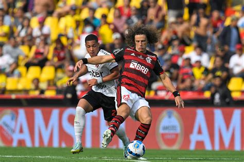 Landim E Dirigentes Do Flamengo Fazem 22 Com As Mãos Em Campo Em