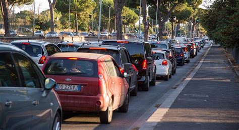 La Domenica Ecologica Spinge I Romani Sul Litorale Lunghe Code Fino A