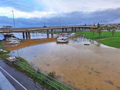 V Istri Sirene Zaradi Poplavljanja Morja V Izoli Poplavljale Tudi