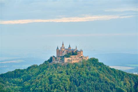 Castelo De Hilltop Hohenzollern No Topo Da Montanha Na Alemanha Imagem