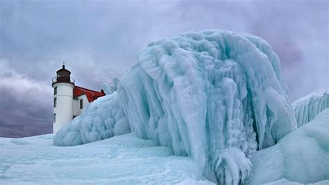 The Great Lakes' Eerily Frozen Lighthouses