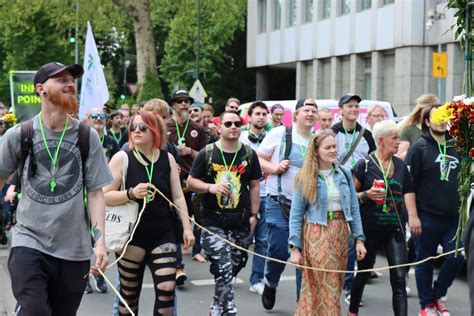 Düsseldorf Rund 300 Aktivisten demonstrierten für Legalisierung