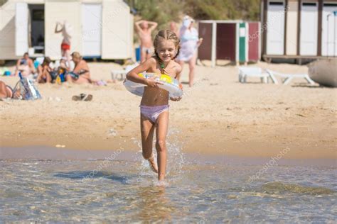 Glad Flicka K R F R Att Bada I Havet Stockfotografi Madhourses