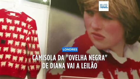 Icónica camisola da ovelha negra da princesa Diana vai a leilão