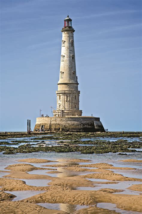 Parfois surnommé le Versailles des mers le phare de Cordouan trône