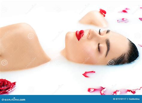 Belle Fille De Mannequin Prenant Le Bain La Station Thermale Et Les Soins De La Peau De Lait