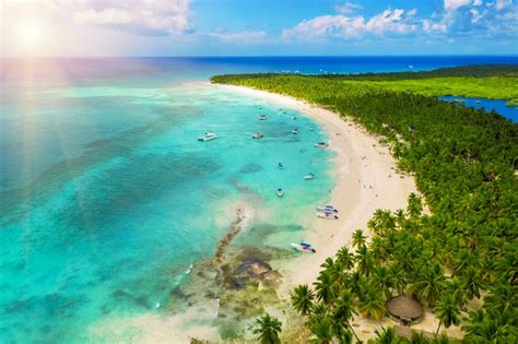 Hermosa playa caribeña en la isla saona república dominicana vista