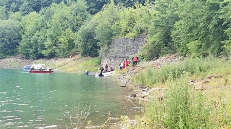 Foto U Ice Tuguje Za Medicinarom Koji Je Sleteo U Jezero