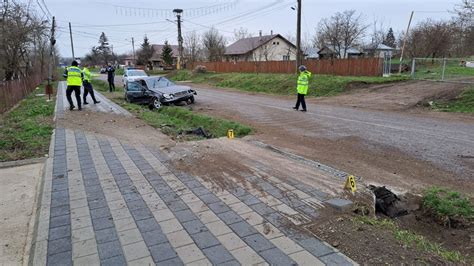 Mercedes Facut Praf Dupa Ce S A Rasturnat Pe Sosea Soferul De De