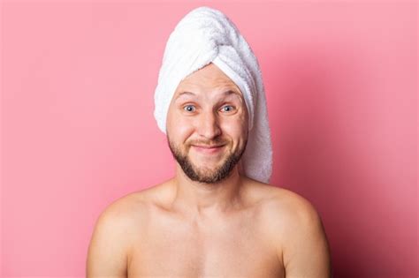 Hombre Joven Sonriente Con Una Toalla En La Cabeza Sobre Un Fondo Rosa