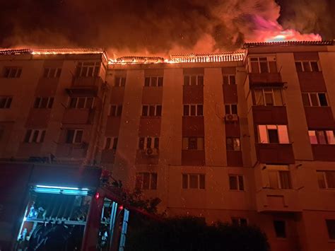 Incendiu puternic la un bloc din Bârlad Peste 300 de persoane au fost