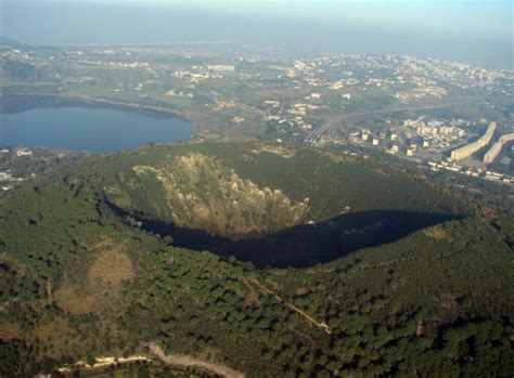 Campi Flegrei Potenziato Monitoraggio Sottomarino Caldera L Impronta