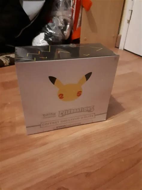 COLLECTION CÉLÉBRATIONS POKÉMON 25 Ans Coffret Dresseur D élite EUR