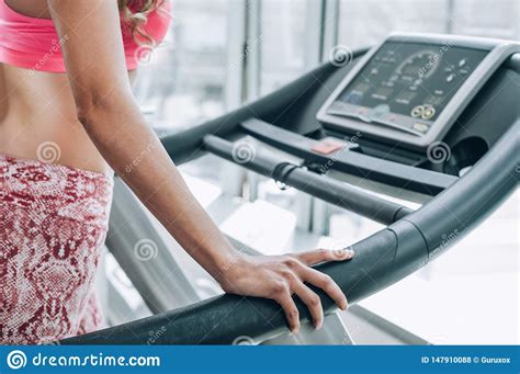 Mulher De Sorriso Muscular Atrativa Da Aptid O Que Corre Na Escada