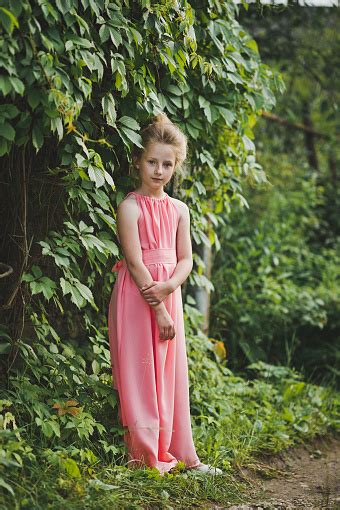 Photo Libre De Droit De Portrait Dune Fille Dans Une Longue Robe Parmi