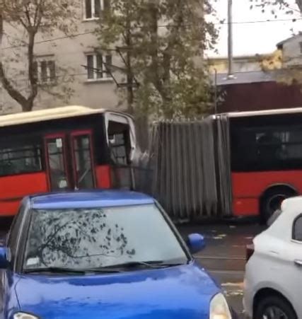 Mestni Avtobus Se Je Razpolovil Sredi Mesta Video Obalaplus