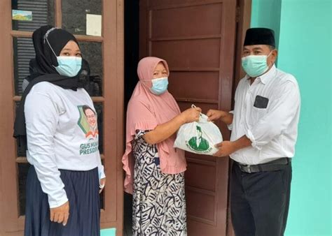 Anggota Dprd Tangsel Ini Bagi Bagi Paket Sembako