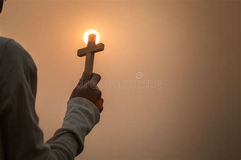 Mano Sosteniendo La Cruz El Símbolo De La Bendición De Jesús El