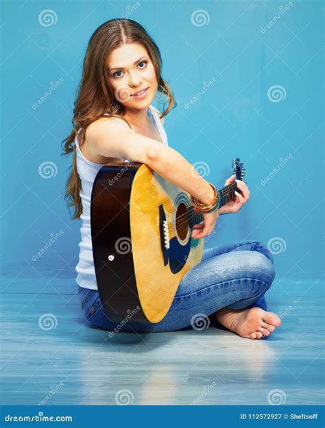 Cantante De La Muchacha Del Adolescente Con La Guitarra Imagen De