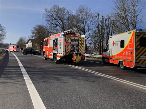 Frontalzusammensto Zwischen Transporter Und Pkw Auf Der B