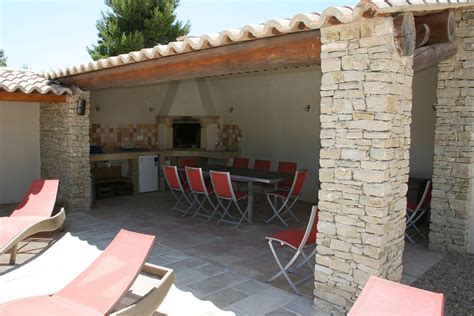 Le Pool House Vue De La Piscine Les Mazets De Provence