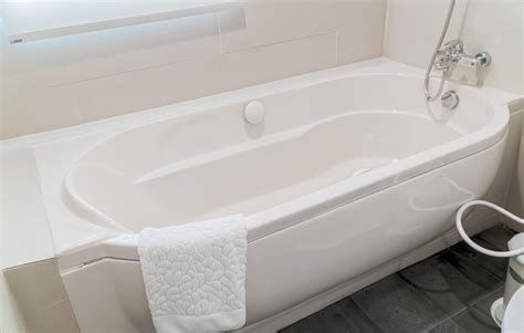 3 Ways To Clean A Bathtub While Standing Everyday Cheapskate