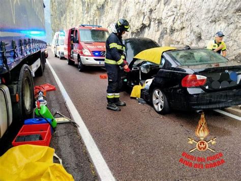 Riva Incidente Sulla Statale Coinvolte Due Auto E Un Tir Grave Un Uomo