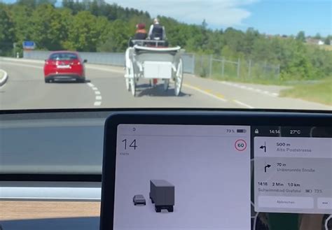 Tesla In Strada C Una Carrozza Col Cavallo E Il Full Self Driving Va