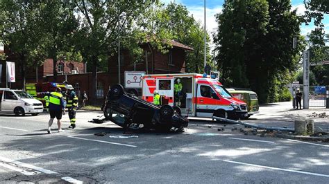 Spektakulärer Unfall in München Auto mäht Ampel in Schäftlarnstraße um