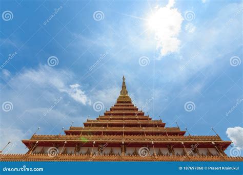 La Iglesia Tiene Un Hermoso Color Dorado En El Templo Phra Mahathat O