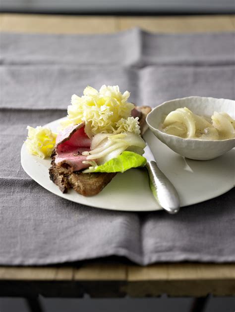 Pain de campagne grillé et Tête de Moine AOP Fromage Suisse