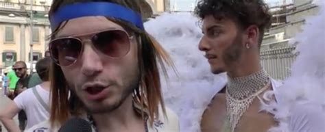 MiL Messainlatino it Napoli Pride lautore del dossier sui preti gay sfila nei panni di Gesù